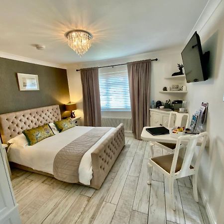 The Knightwood Oak A Luxury King Size En-Suite Space - Lymington New Forest With Totally Private Entrance - Key Box Entry - Free Parking & Private Outdoor Seating Area - Town ,Shops , Pubs & Solent Way Walking Distance & Complimentary Breakfast Items Extérieur photo
