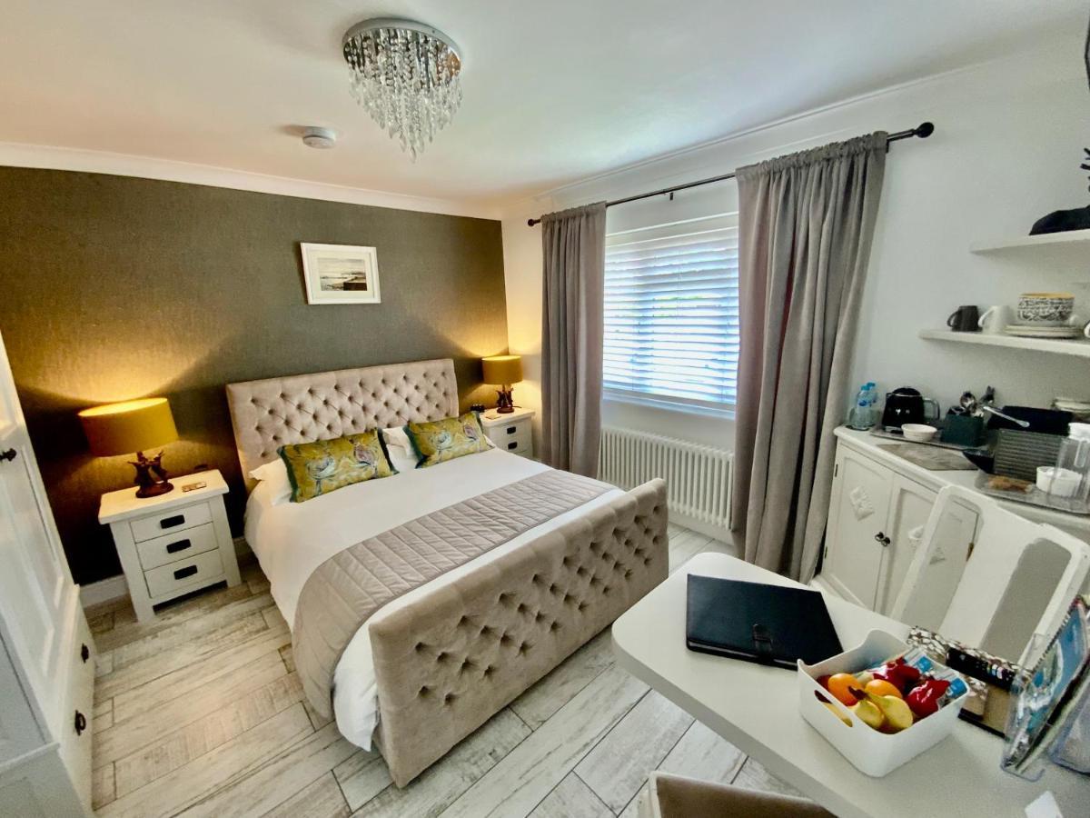 The Knightwood Oak A Luxury King Size En-Suite Space - Lymington New Forest With Totally Private Entrance - Key Box Entry - Free Parking & Private Outdoor Seating Area - Town ,Shops , Pubs & Solent Way Walking Distance & Complimentary Breakfast Items Extérieur photo