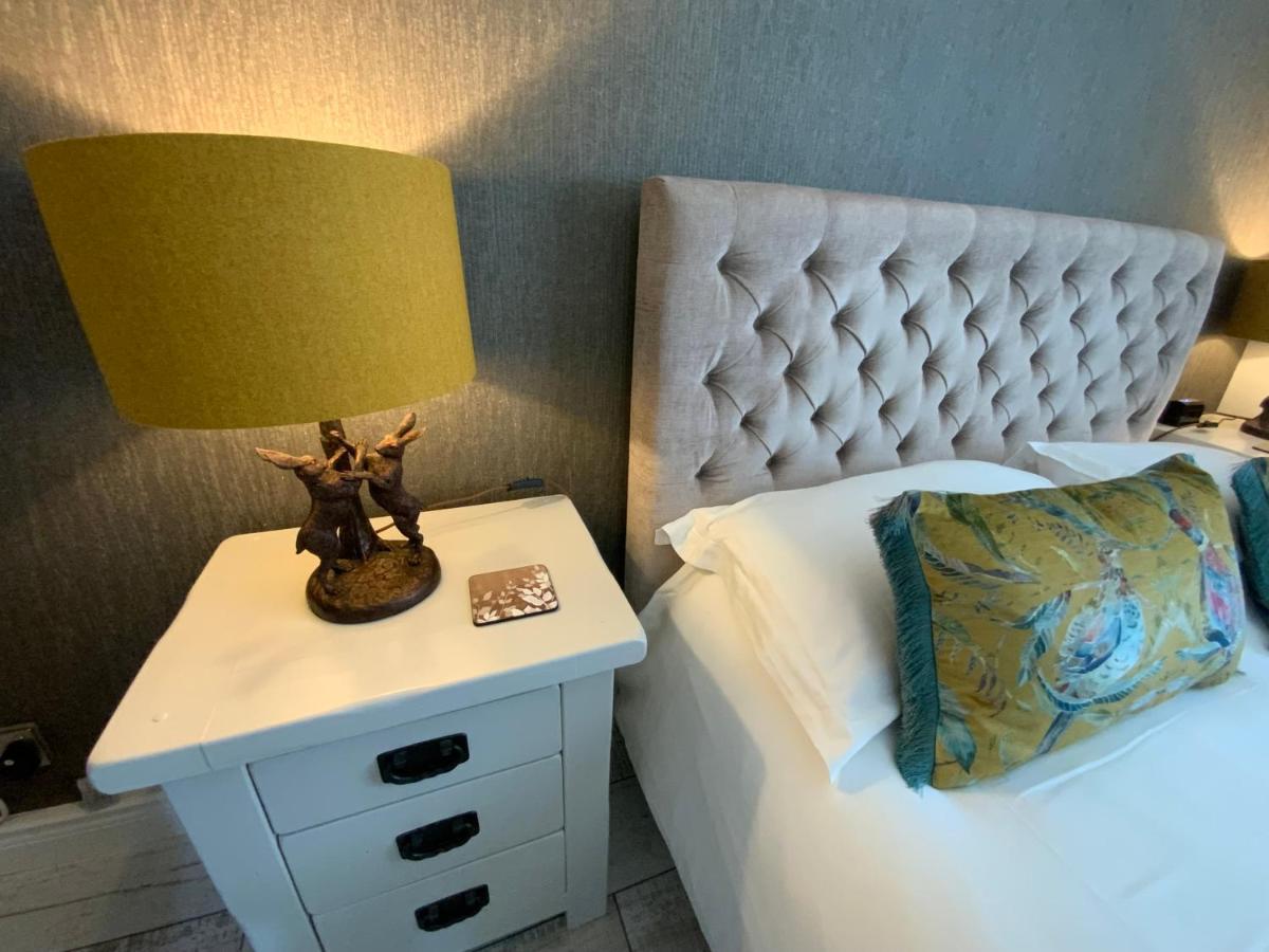 The Knightwood Oak A Luxury King Size En-Suite Space - Lymington New Forest With Totally Private Entrance - Key Box Entry - Free Parking & Private Outdoor Seating Area - Town ,Shops , Pubs & Solent Way Walking Distance & Complimentary Breakfast Items Extérieur photo