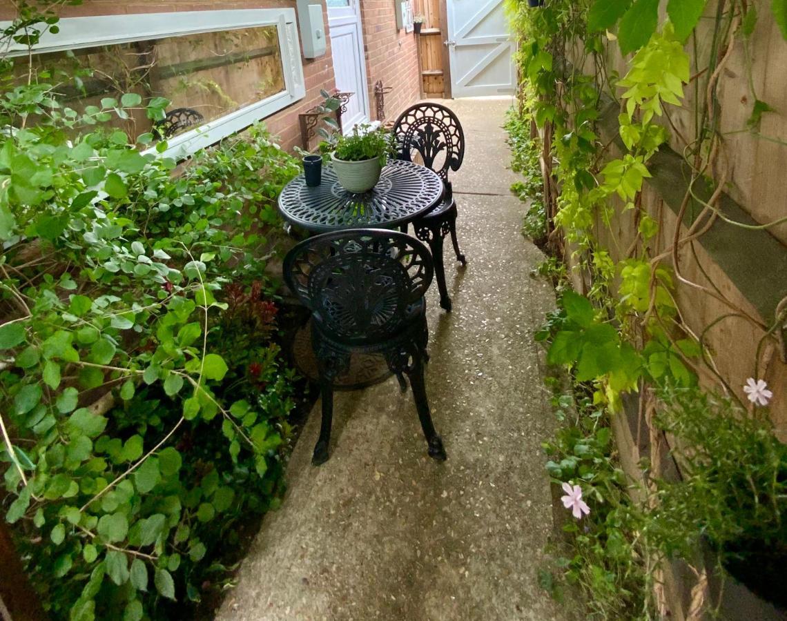 The Knightwood Oak A Luxury King Size En-Suite Space - Lymington New Forest With Totally Private Entrance - Key Box Entry - Free Parking & Private Outdoor Seating Area - Town ,Shops , Pubs & Solent Way Walking Distance & Complimentary Breakfast Items Extérieur photo
