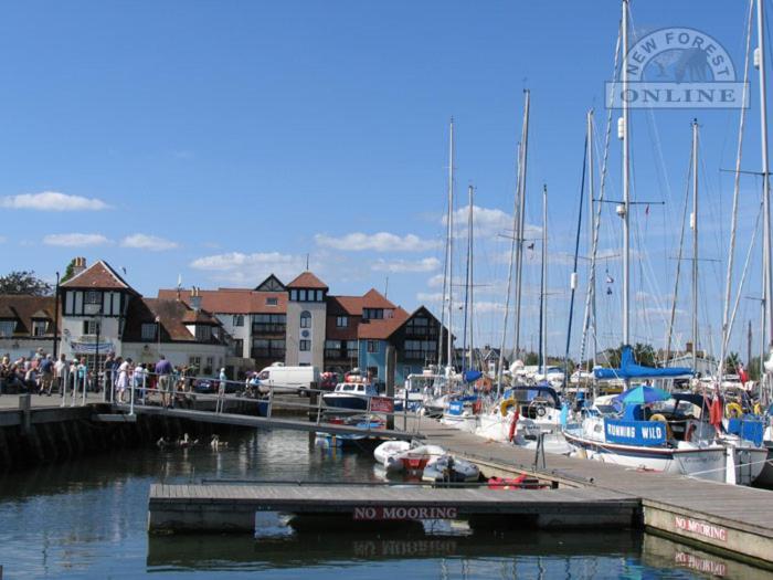 The Knightwood Oak A Luxury King Size En-Suite Space - Lymington New Forest With Totally Private Entrance - Key Box Entry - Free Parking & Private Outdoor Seating Area - Town ,Shops , Pubs & Solent Way Walking Distance & Complimentary Breakfast Items Extérieur photo