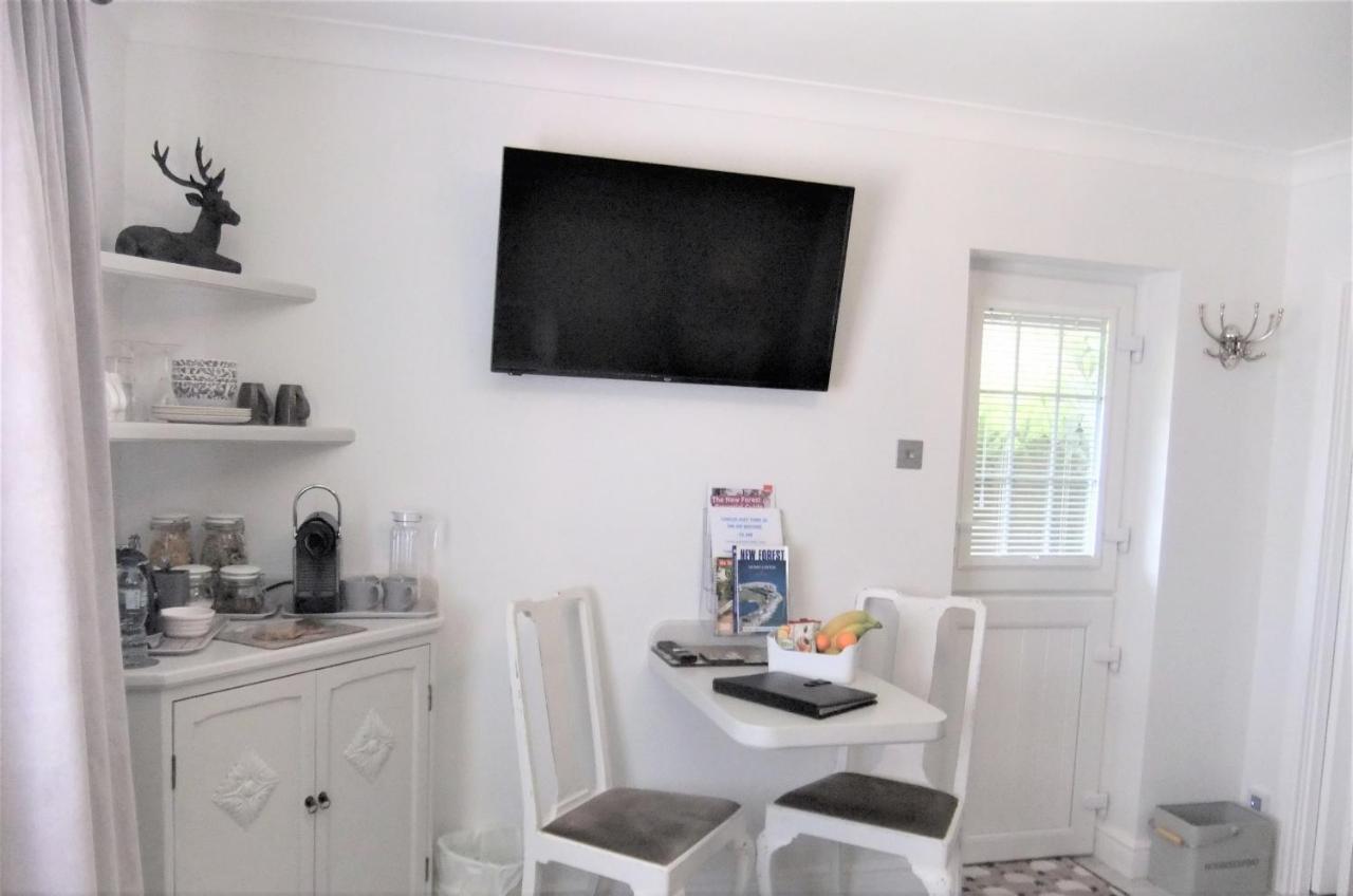 The Knightwood Oak A Luxury King Size En-Suite Space - Lymington New Forest With Totally Private Entrance - Key Box Entry - Free Parking & Private Outdoor Seating Area - Town ,Shops , Pubs & Solent Way Walking Distance & Complimentary Breakfast Items Extérieur photo